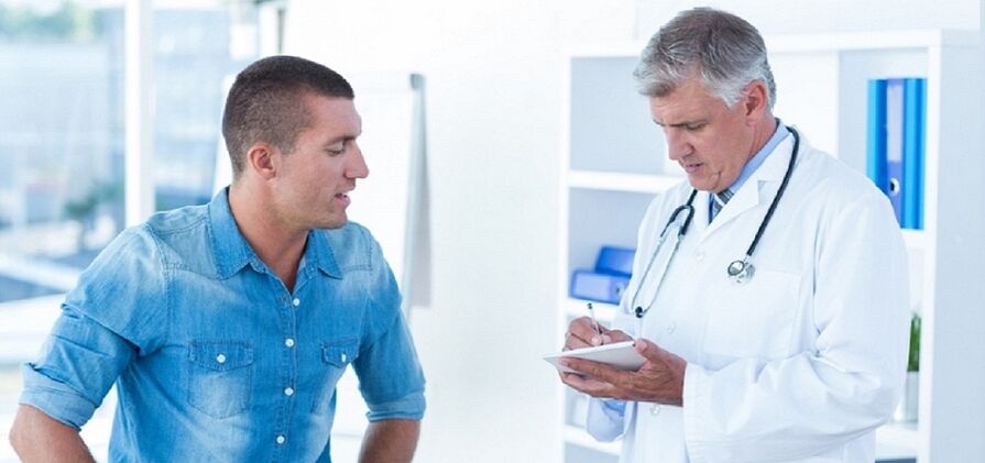 le médecin recommande au patient un appareil pour la prostatite